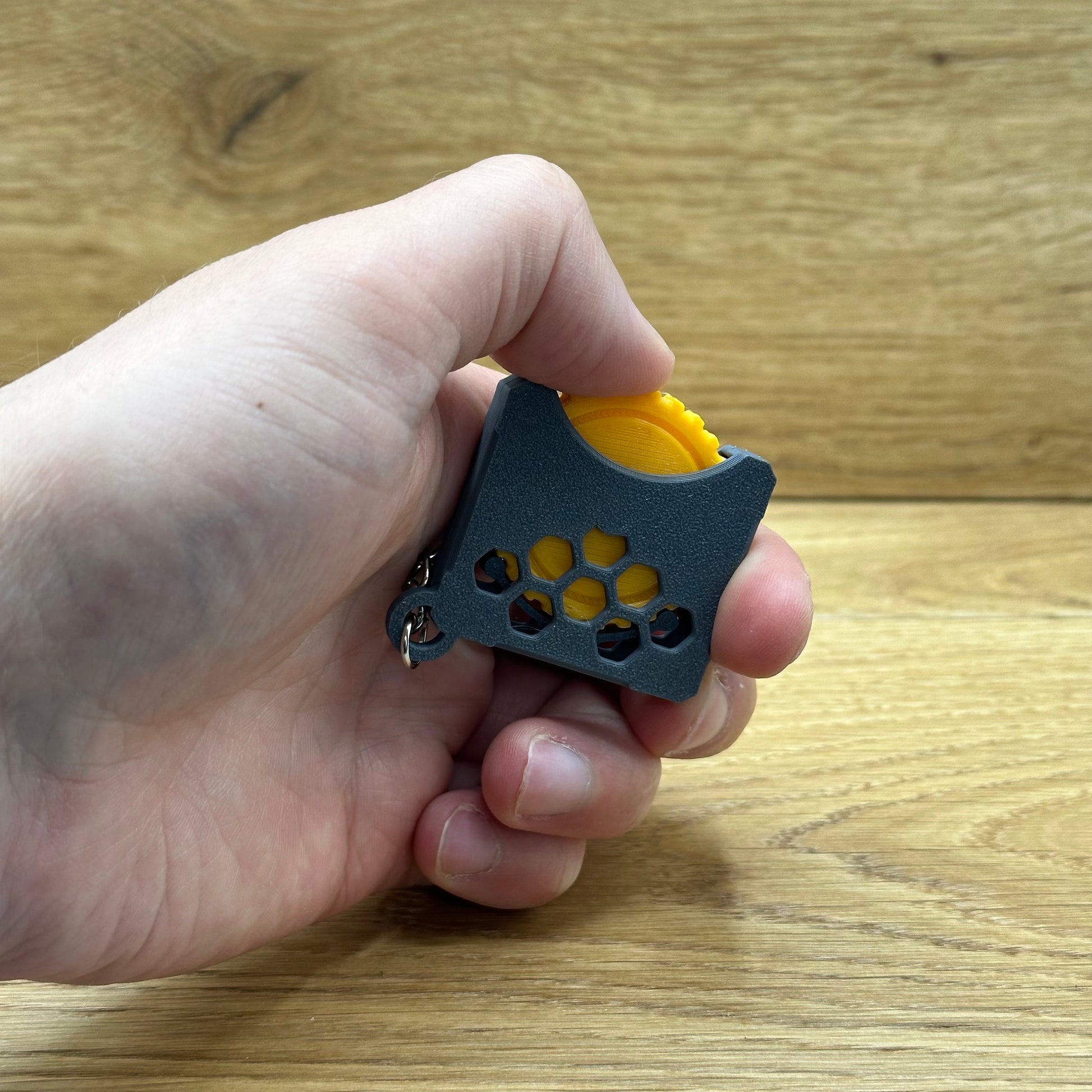 Stressspielzeug "Fidget Wheel" - Schlüsselanhänger mit Drehrad zum Stress reduzieren und rumspielen- Grau/Orange