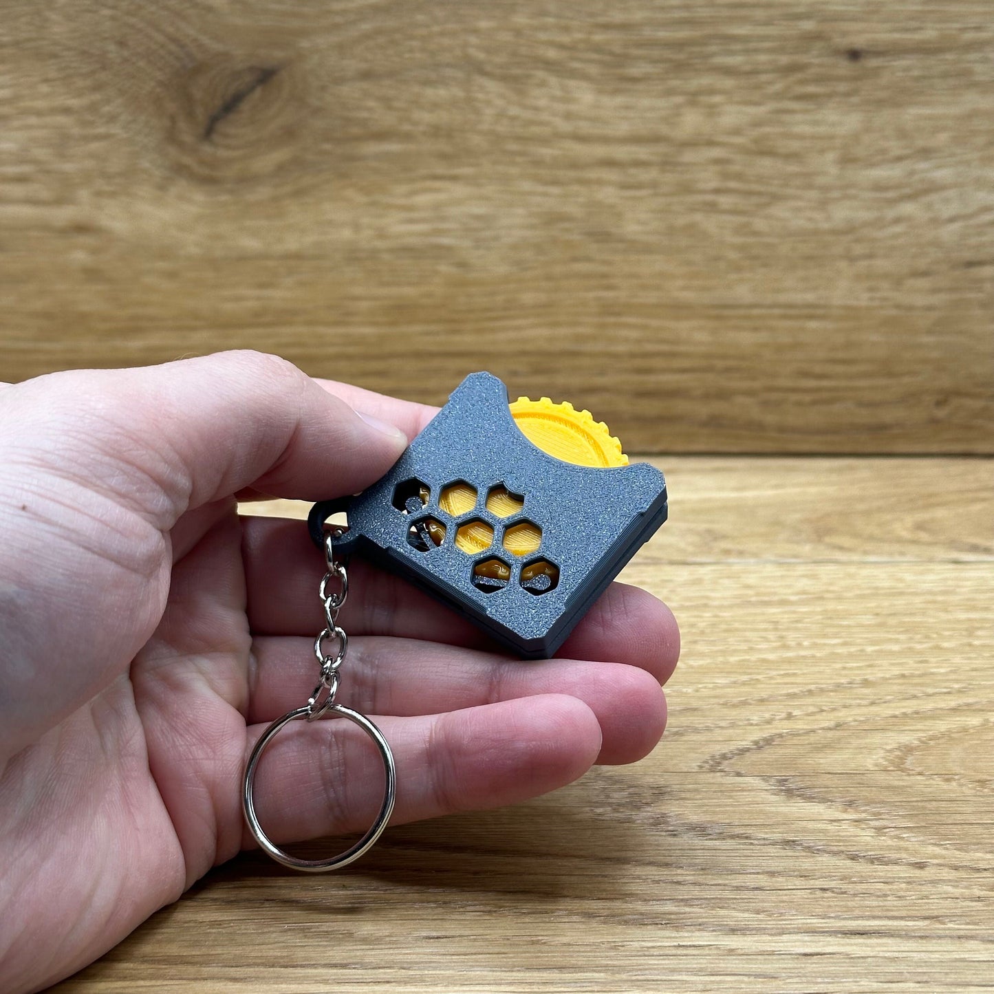 Stressspielzeug "Fidget Wheel" - Schlüsselanhänger mit Drehrad zum Stress reduzieren und rumspielen- Grau/Orange