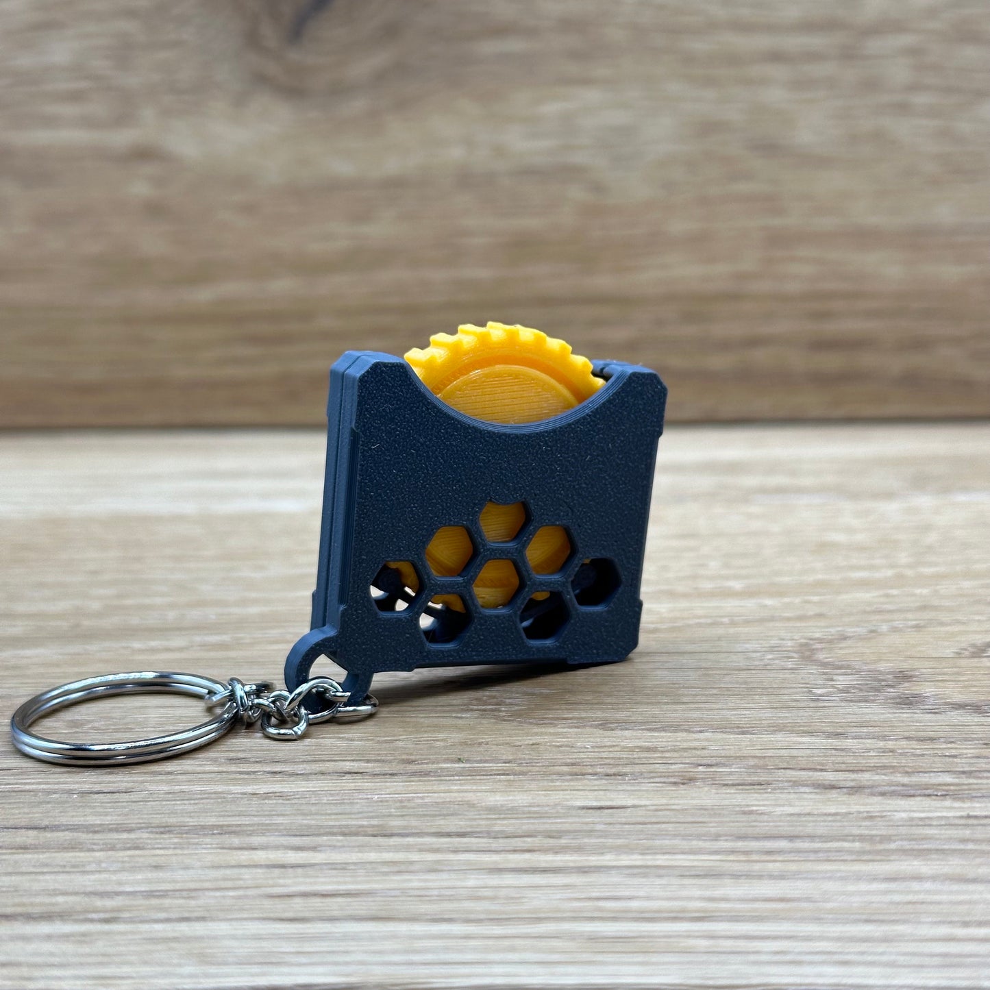 Stressspielzeug "Fidget Wheel" - Schlüsselanhänger mit Drehrad zum Stress reduzieren und rumspielen- Grau/Orange