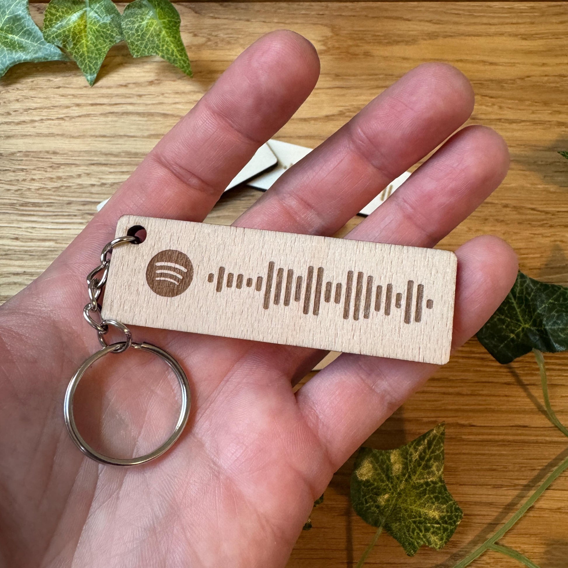 Personalisierter Spotify Schlüsselanhänger mit deinem Lieblingssong | zum scannen | aus Holz | Dein Song, Künstler oder Playlist immer dabei