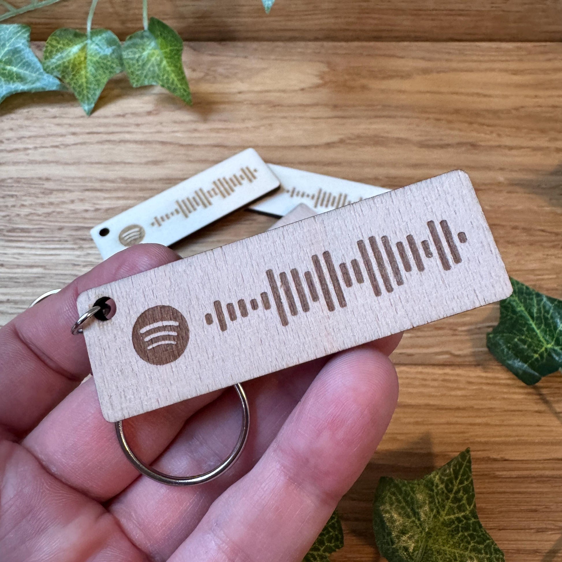 Personalisierter Spotify Schlüsselanhänger mit deinem Lieblingssong | zum scannen | aus Holz | Dein Song, Künstler oder Playlist immer dabei