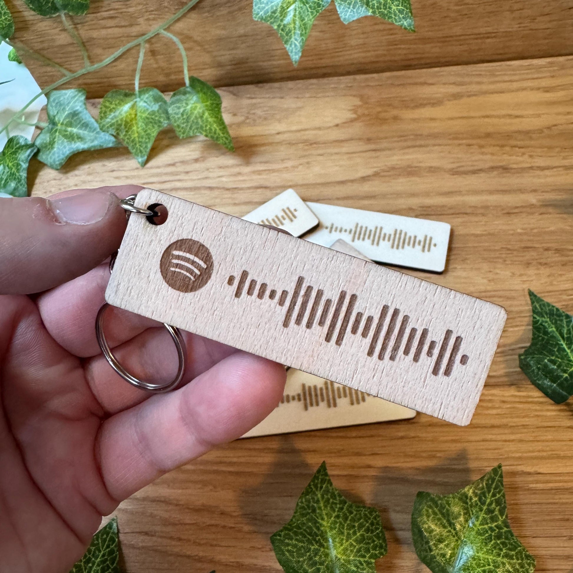 Personalisierter Spotify Schlüsselanhänger mit deinem Lieblingssong | zum scannen | aus Holz | Dein Song, Künstler oder Playlist immer dabei