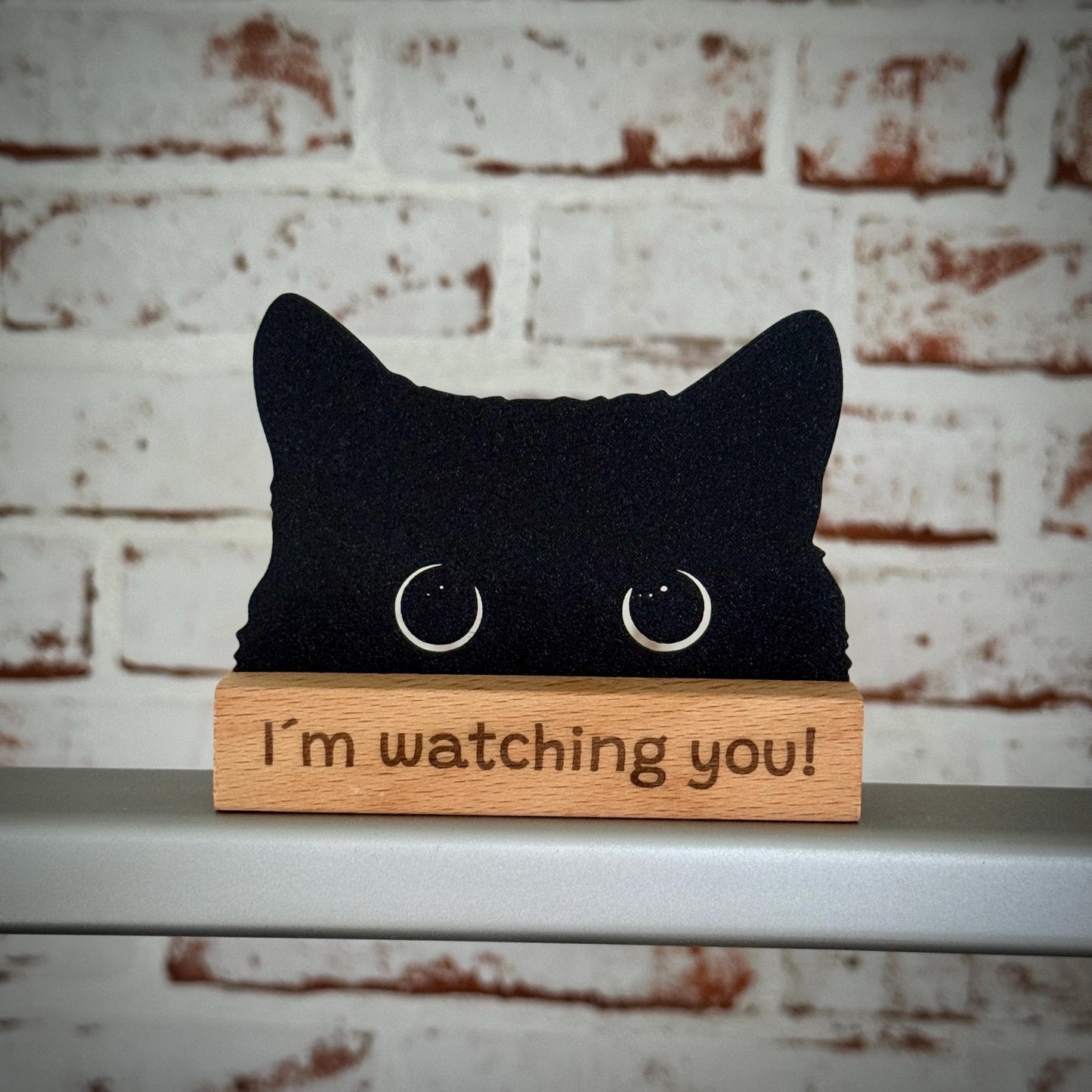 Witziger Katzen Aufsteller aus Holz mit Gravur „I’m watching you“ – lustiges Deko-Highlight & Geschenkidee für echte Katzenfans!