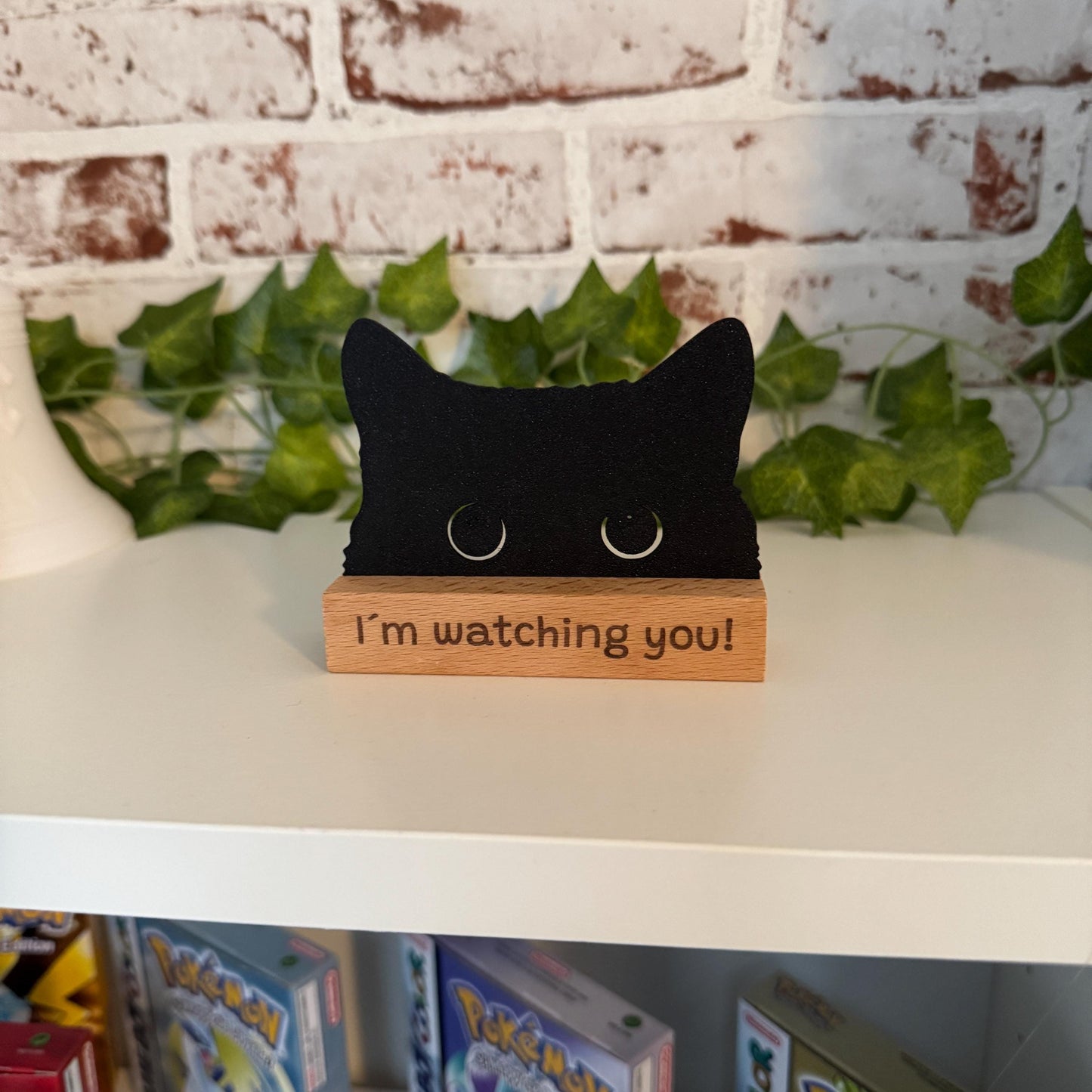 Witziger Katzen Aufsteller aus Holz mit Gravur „I’m watching you“ – lustiges Deko-Highlight & Geschenkidee für echte Katzenfans!
