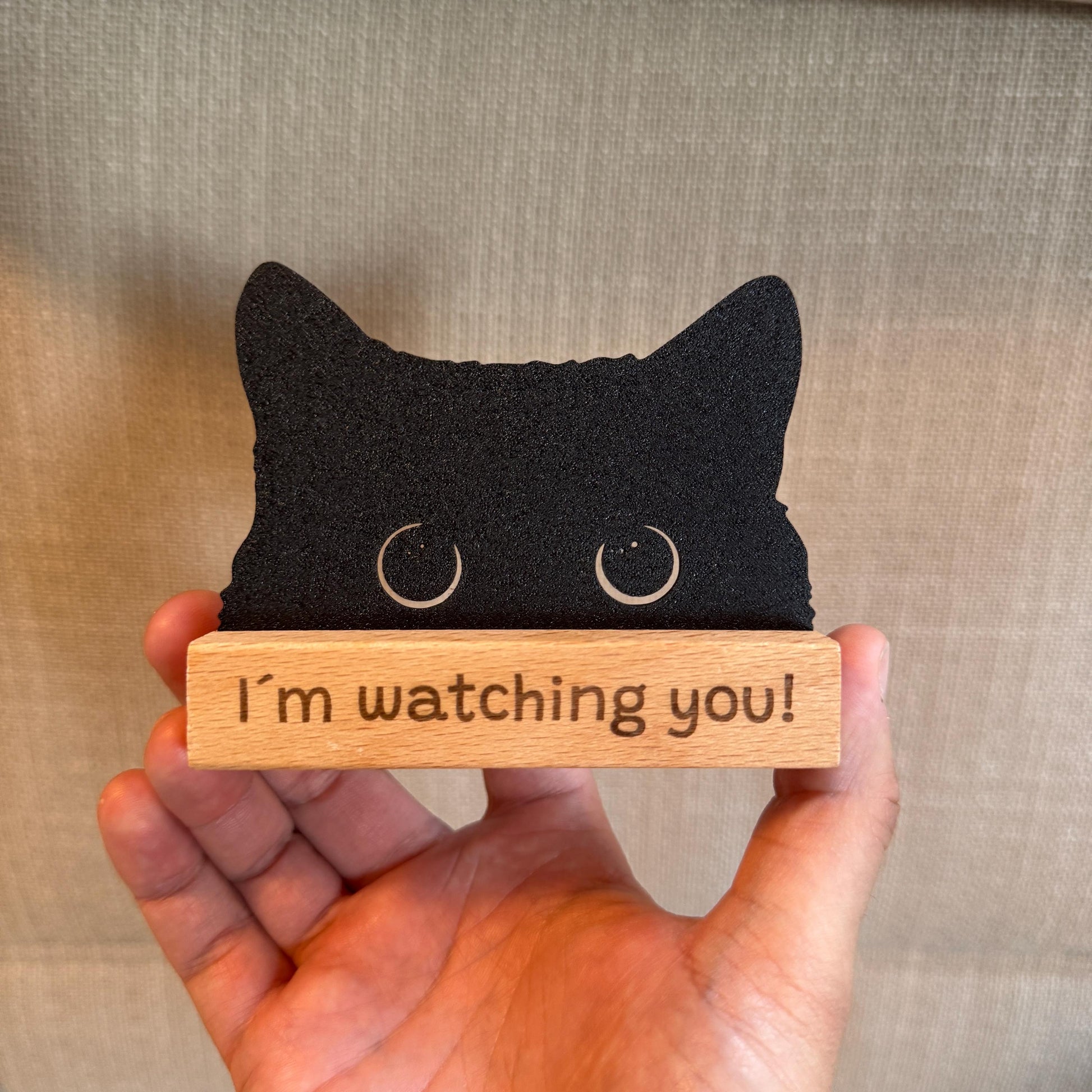 Witziger Katzen Aufsteller aus Holz mit Gravur „I’m watching you“ – lustiges Deko-Highlight & Geschenkidee für echte Katzenfans!