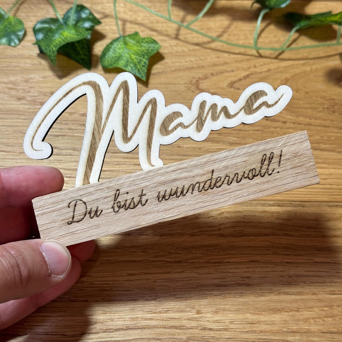 Personalisierbarer Holzständer "Mama" – ideales Geschenk mit Wunschtext zum Muttertag, Geburtstag oder einfach als liebevolle Überraschung.