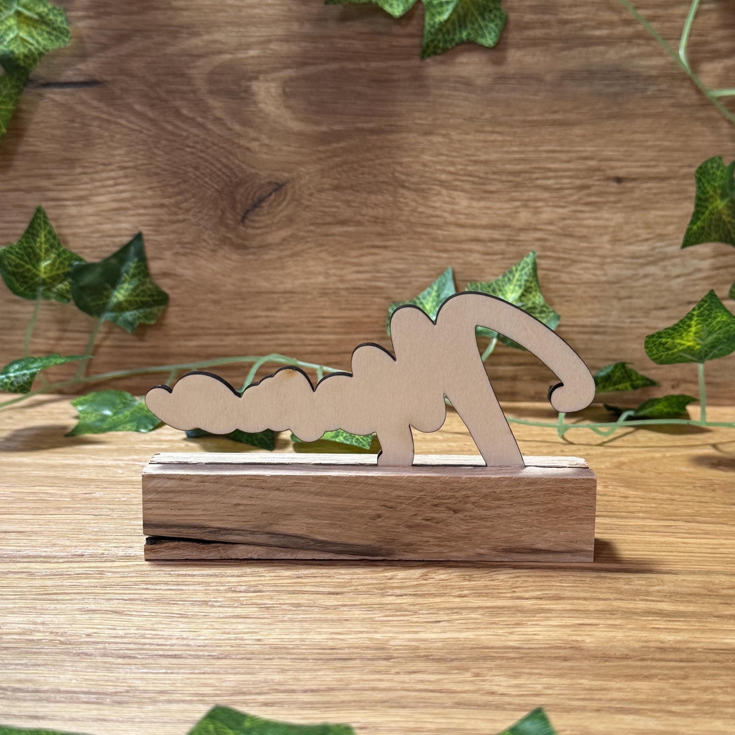 Personalisierbarer Holzständer "Mama" – ideales Geschenk mit Wunschtext zum Muttertag, Geburtstag oder einfach als liebevolle Überraschung.