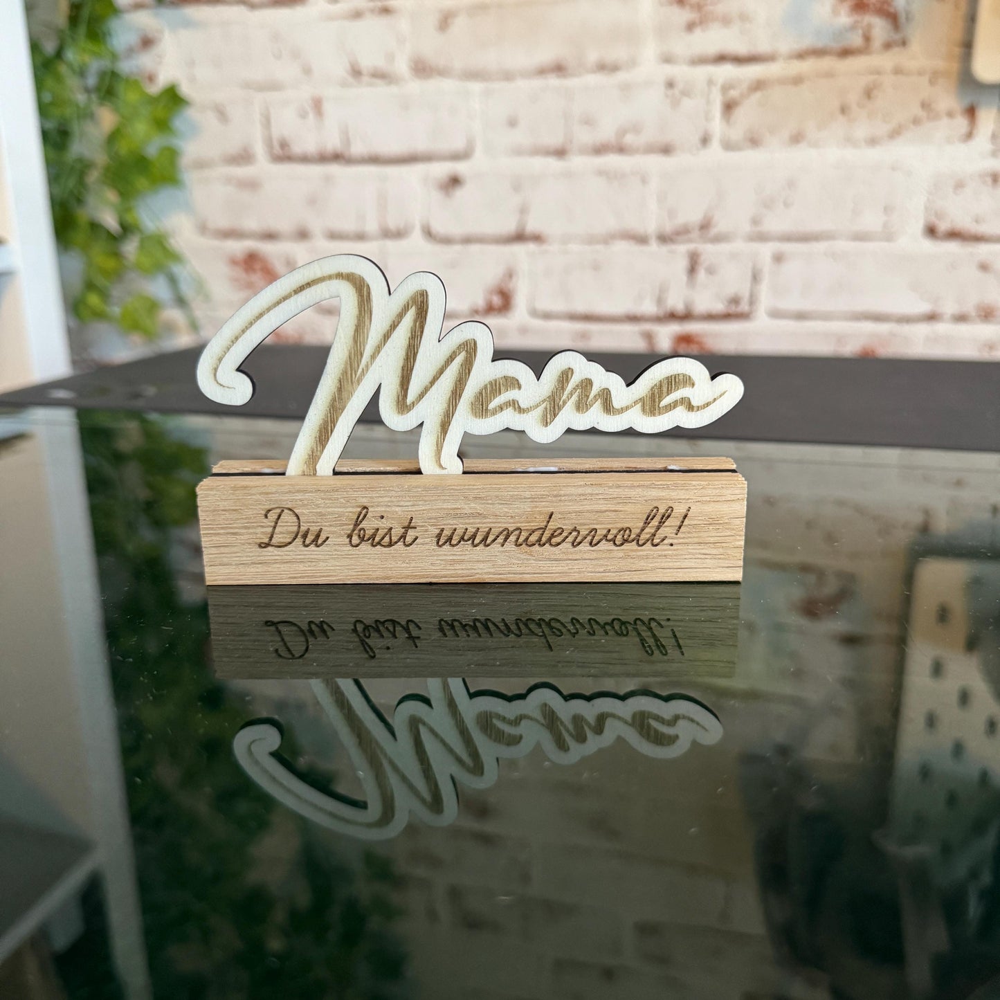 Personalisierbarer Holzständer "Mama" – ideales Geschenk mit Wunschtext zum Muttertag, Geburtstag oder einfach als liebevolle Überraschung.