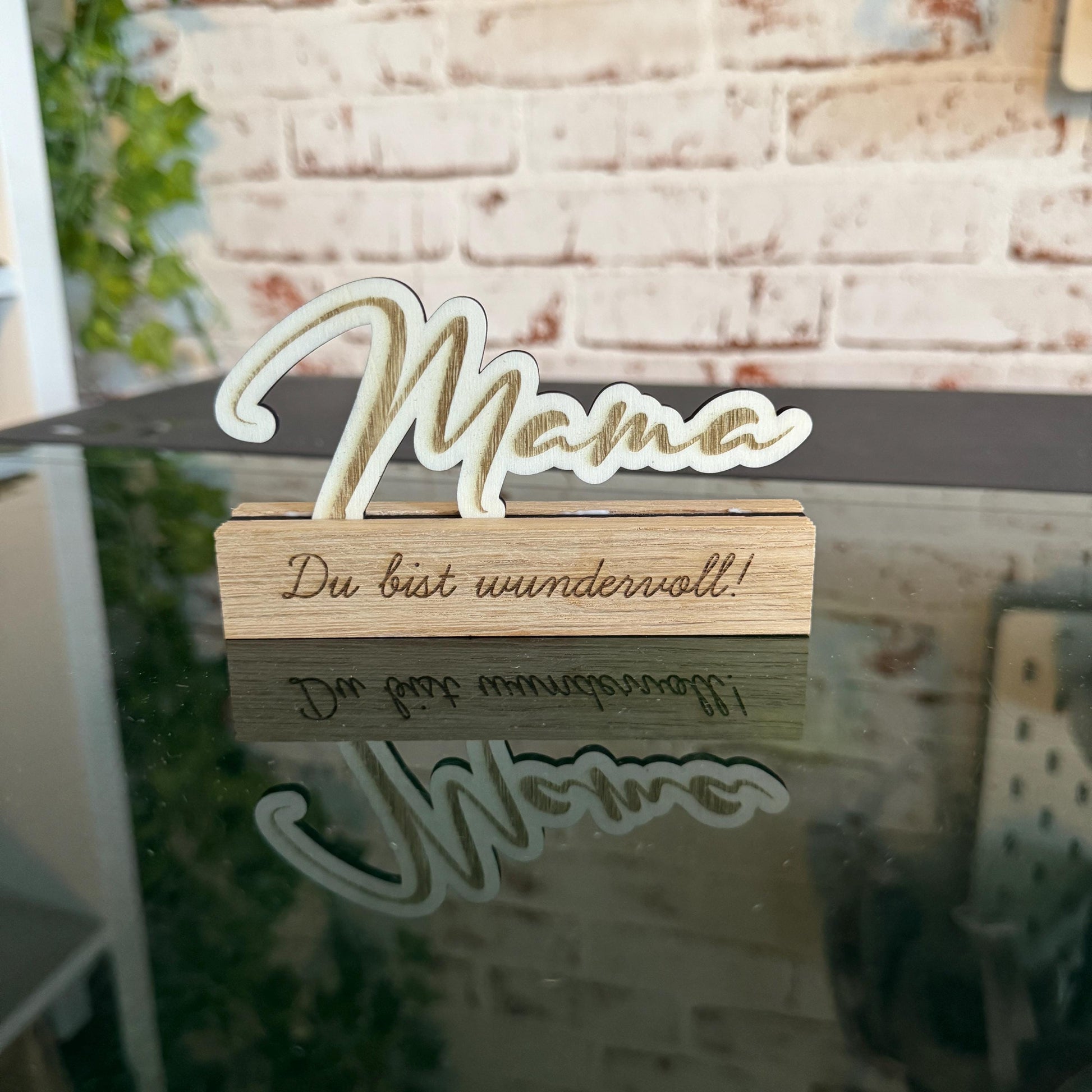 Personalisierbarer Holzständer "Mama" – ideales Geschenk mit Wunschtext zum Muttertag, Geburtstag oder einfach als liebevolle Überraschung.