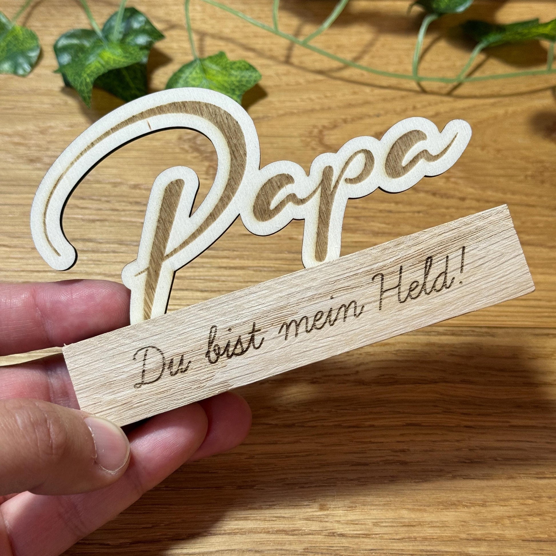 Personalisierbarer Holzständer "Papa" – ideales Geschenk mit Wunschtext zum Vatertag, Geburtstag oder einfach als liebevolle Überraschung.