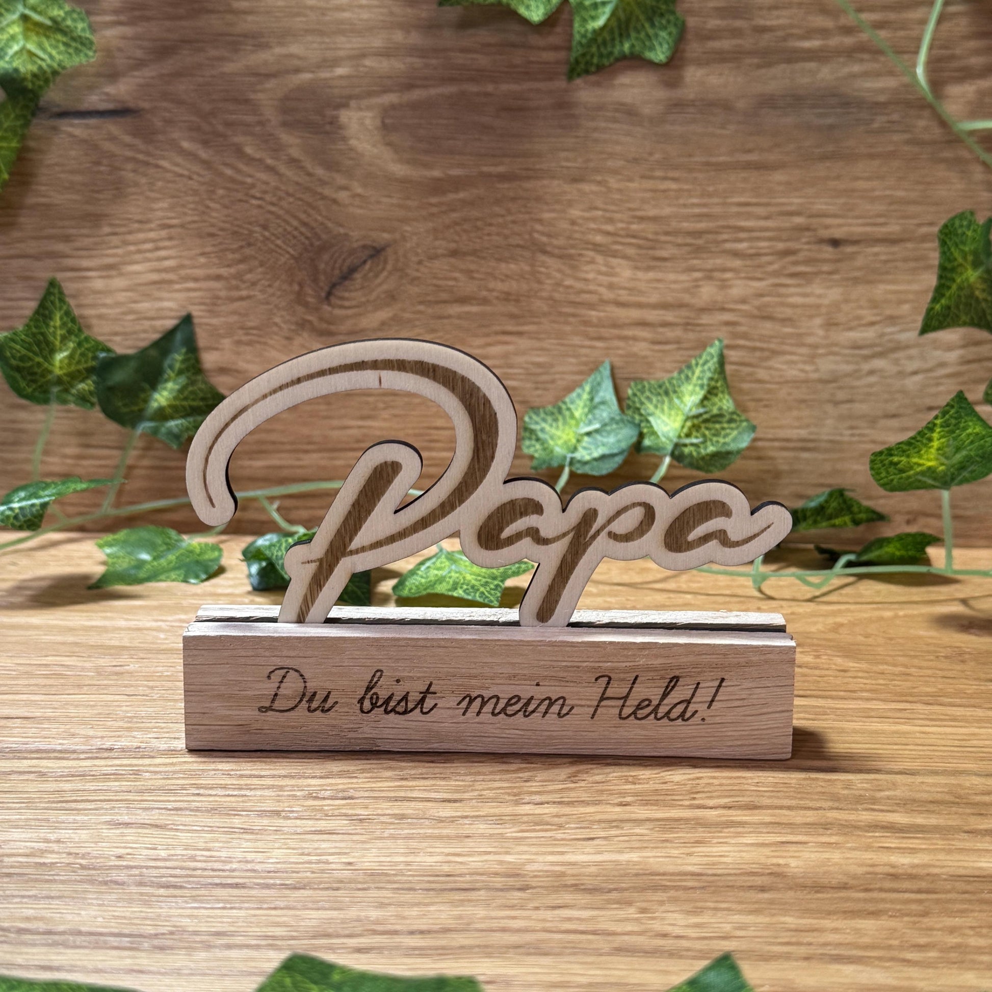 Personalisierbarer Holzständer "Papa" – ideales Geschenk mit Wunschtext zum Vatertag, Geburtstag oder einfach als liebevolle Überraschung.