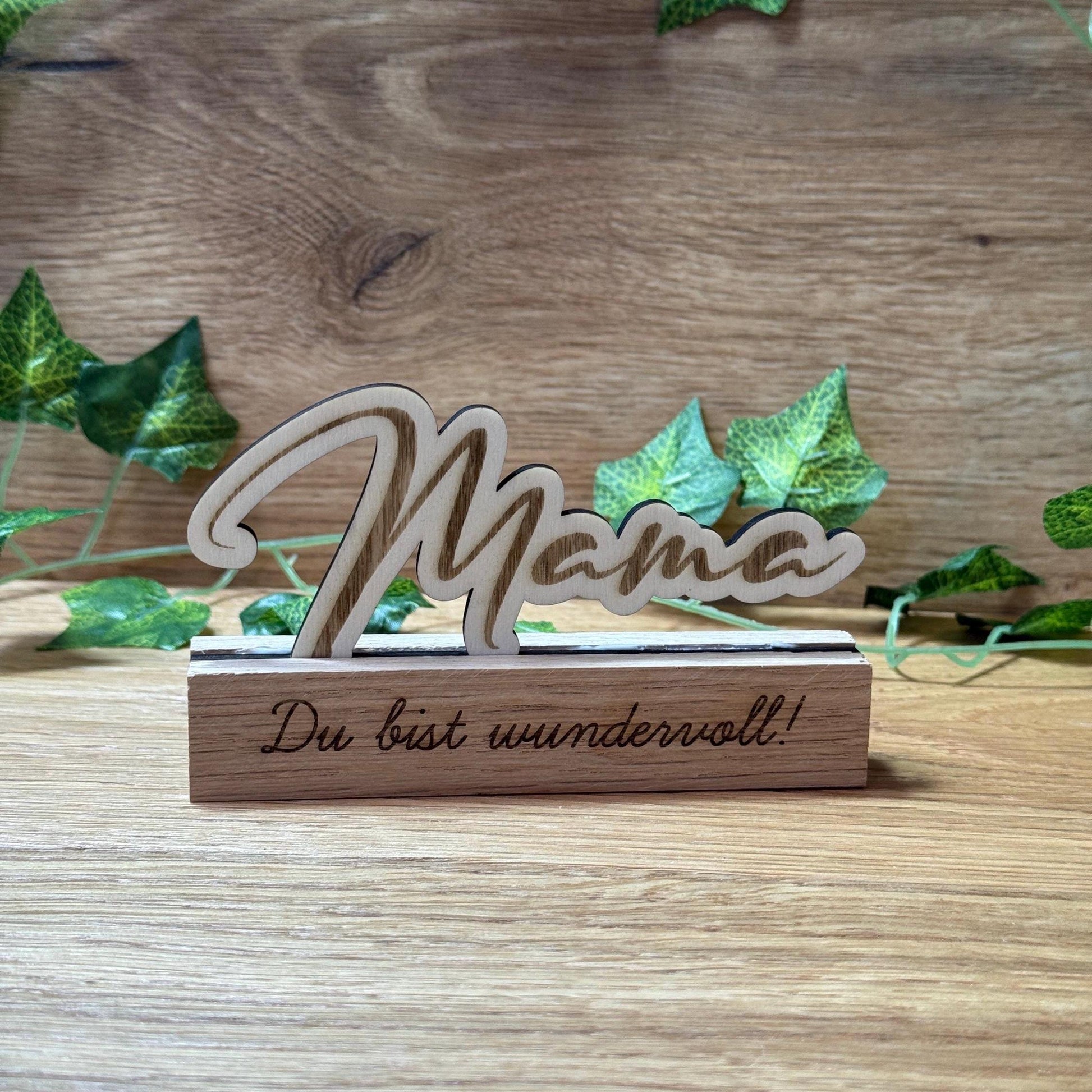 Personalisierbarer Holzständer "Mama" – ideales Geschenk mit Wunschtext zum Muttertag, Geburtstag oder einfach als liebevolle Überraschung.