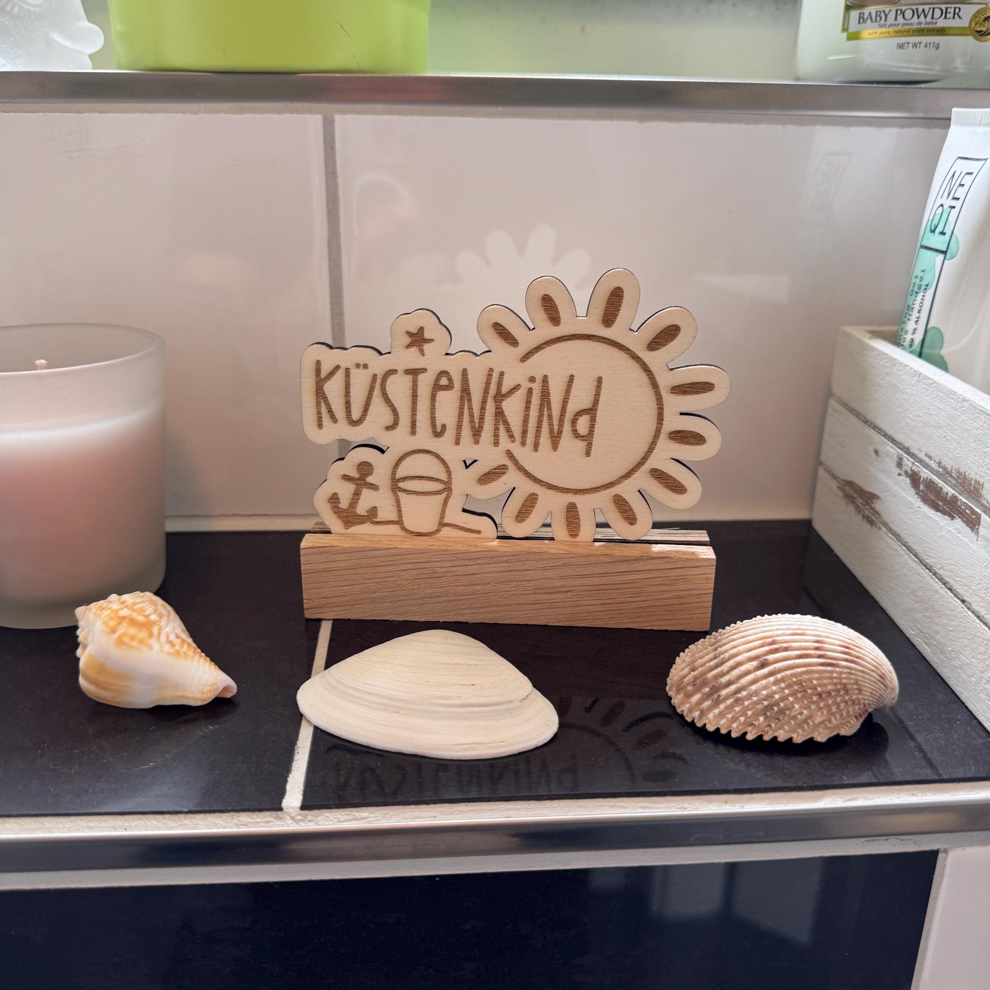 Nordischer Holzaufsteller "Küstenkind" | Maritime Deko aus Holz | Handgemachte Deko für Wohnzimmer, Küche & Bad | Tolle Geschenkidee