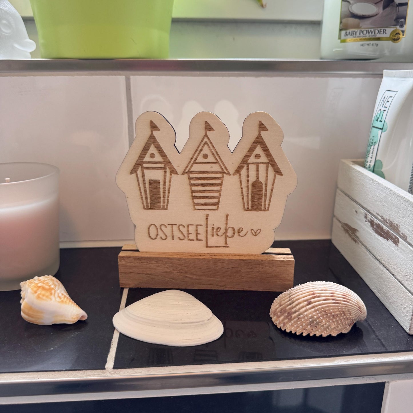 Nordischer Holzaufsteller "Ostsee-Liebe" | Maritime Deko aus Holz | Handgemachte Deko für Wohnzimmer, Küche & Bad | Tolle Geschenkidee