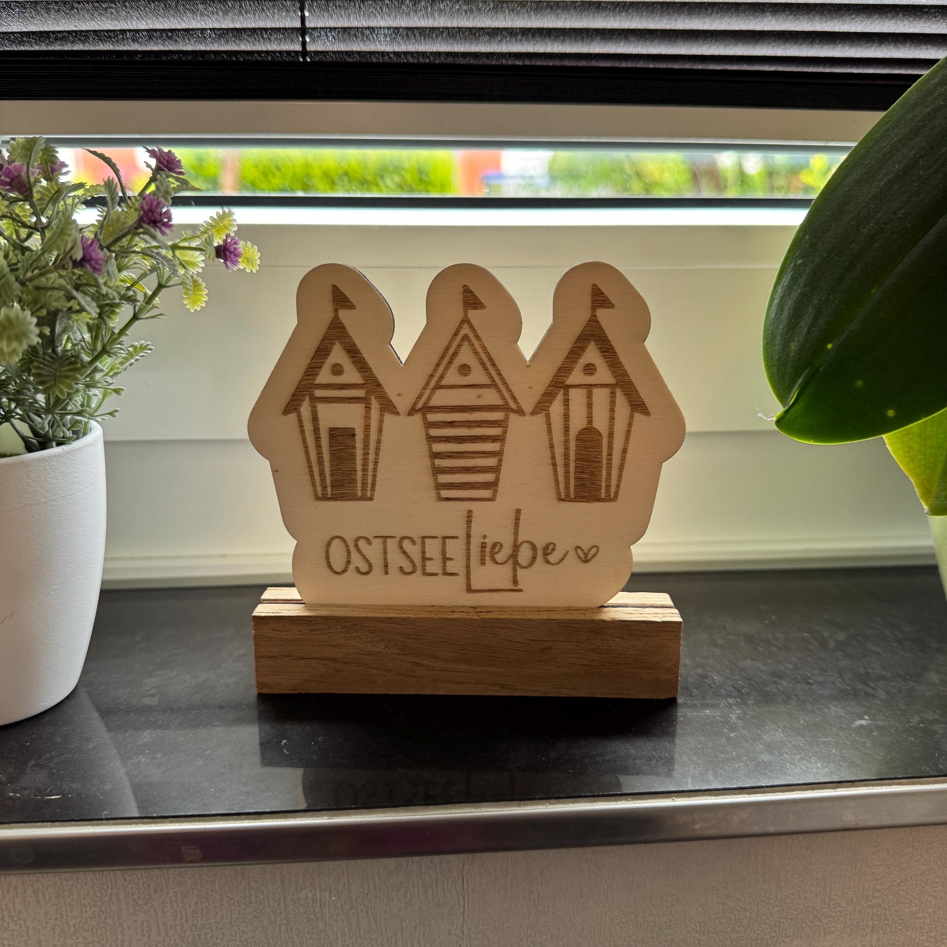 Nordischer Holzaufsteller "Ostsee-Liebe" | Maritime Deko aus Holz | Handgemachte Deko für Wohnzimmer, Küche & Bad | Tolle Geschenkidee