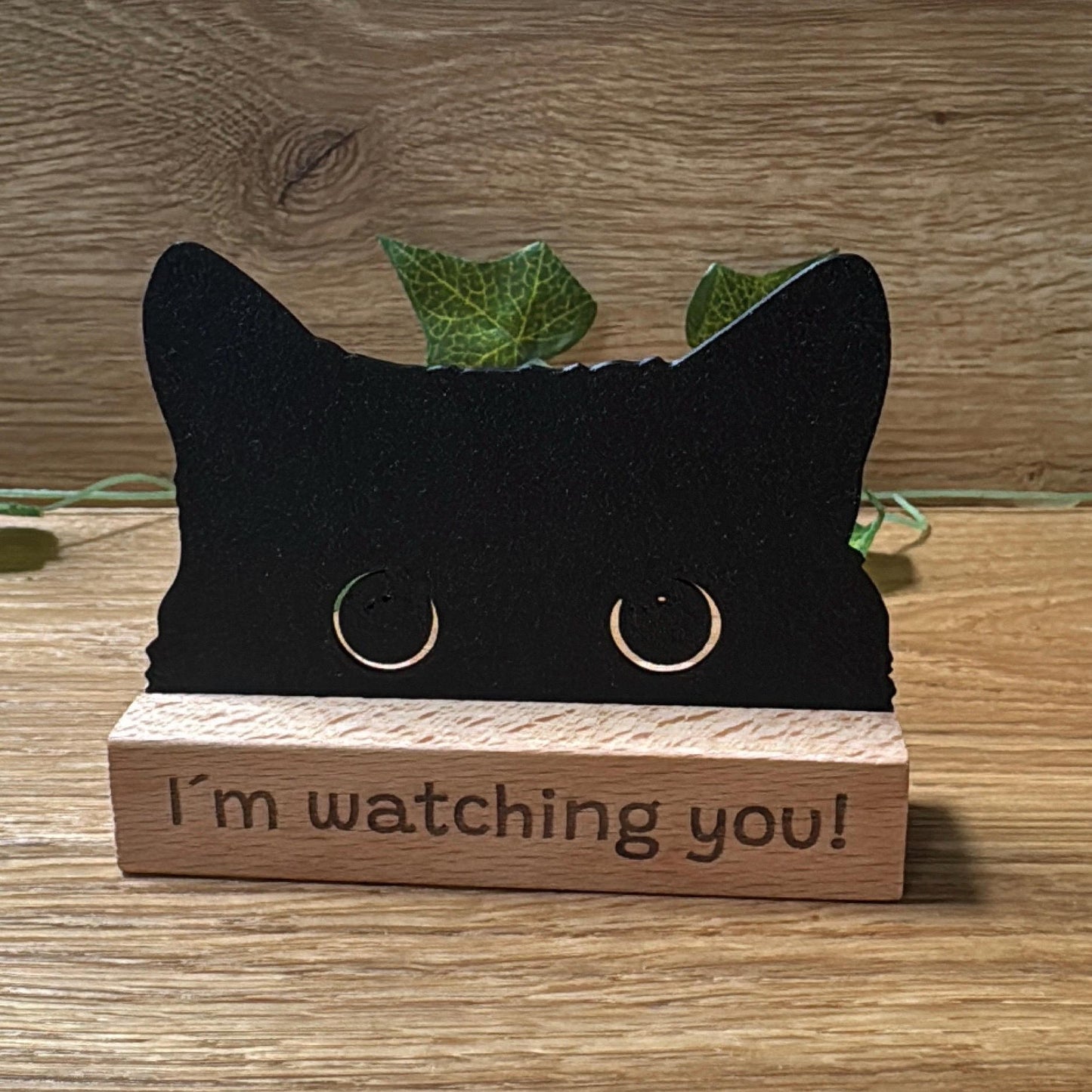Witziger Katzen Aufsteller aus Holz mit Gravur „I’m watching you“ – lustiges Deko-Highlight & Geschenkidee für echte Katzenfans!