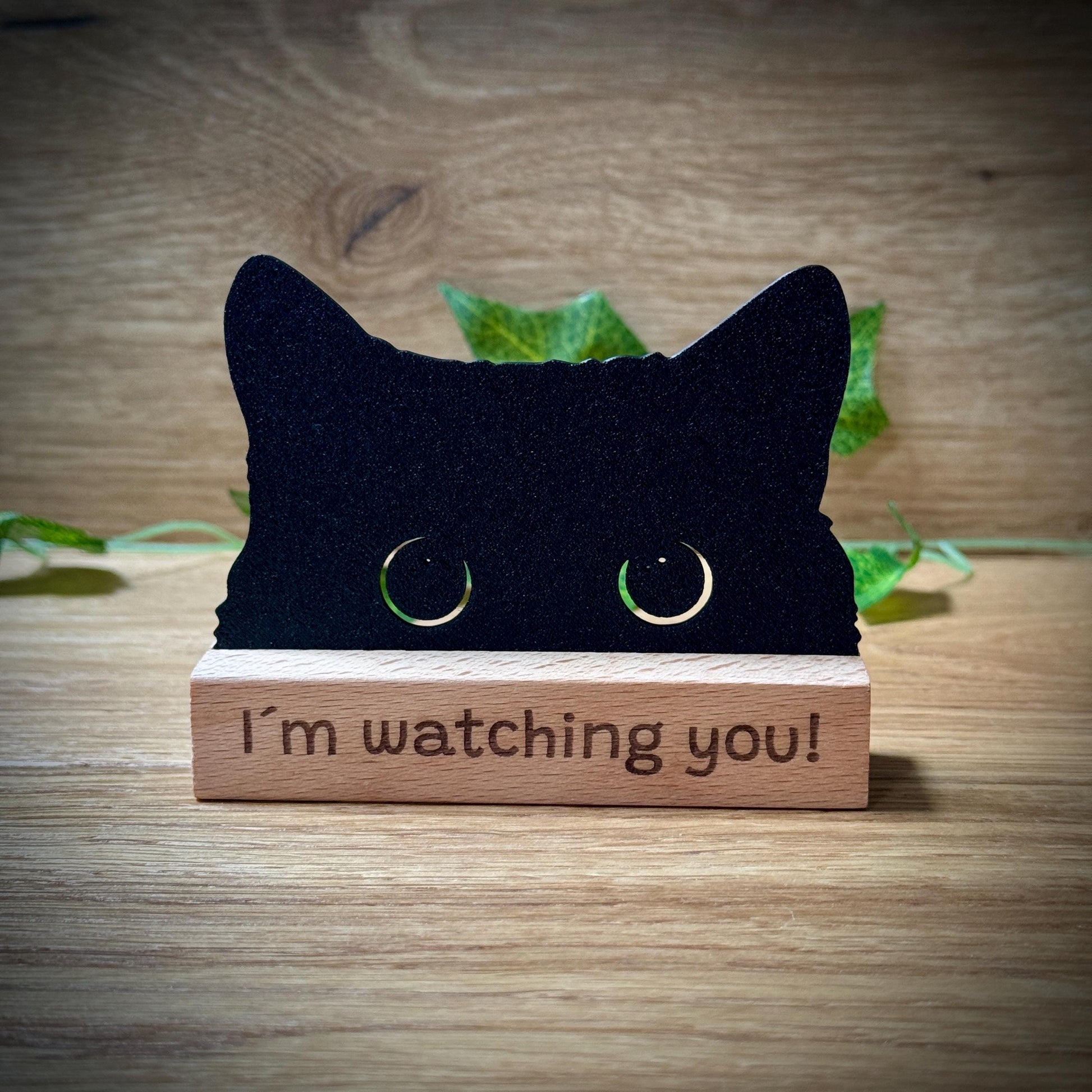 Witziger Katzen Aufsteller aus Holz mit Gravur „I’m watching you“ – lustiges Deko-Highlight & Geschenkidee für echte Katzenfans!