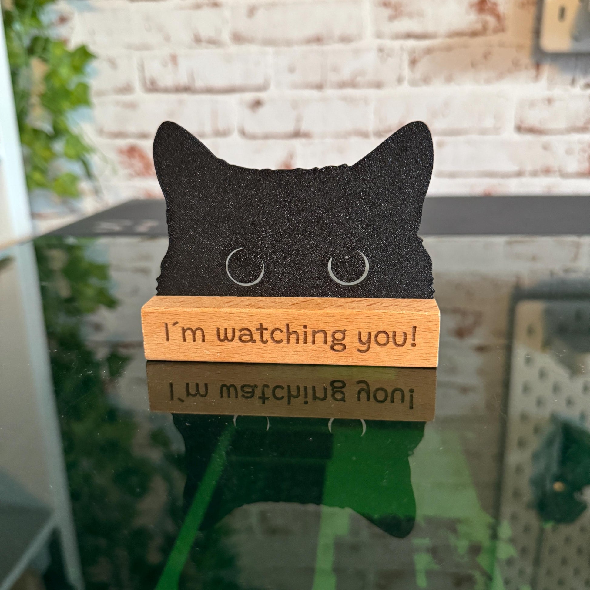 Witziger Katzen Aufsteller aus Holz mit Gravur „I’m watching you“ – lustiges Deko-Highlight & Geschenkidee für echte Katzenfans!
