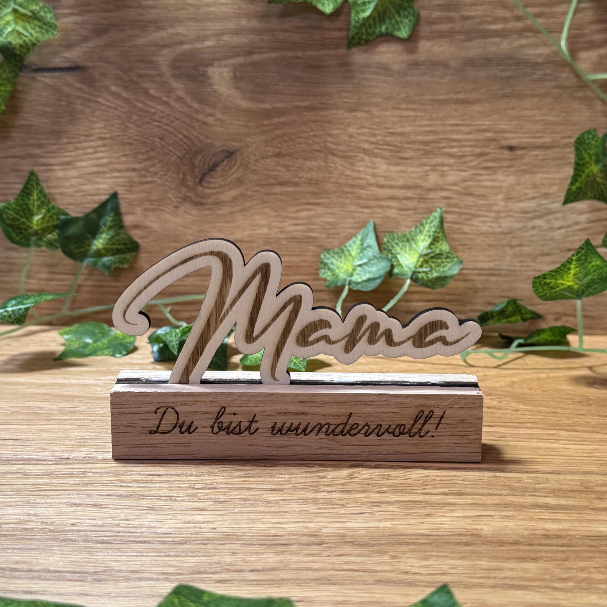 Personalisierbarer Holzständer "Mama" – ideales Geschenk mit Wunschtext zum Muttertag, Geburtstag oder einfach als liebevolle Überraschung.