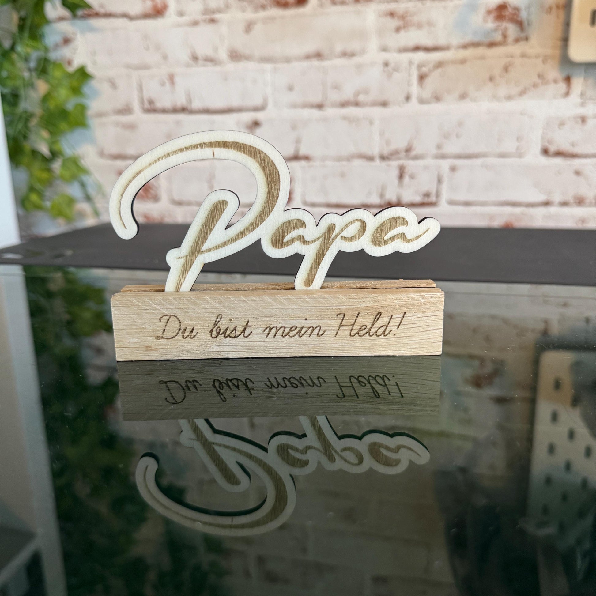 Personalisierbarer Holzständer "Papa" – ideales Geschenk mit Wunschtext zum Vatertag, Geburtstag oder einfach als liebevolle Überraschung.