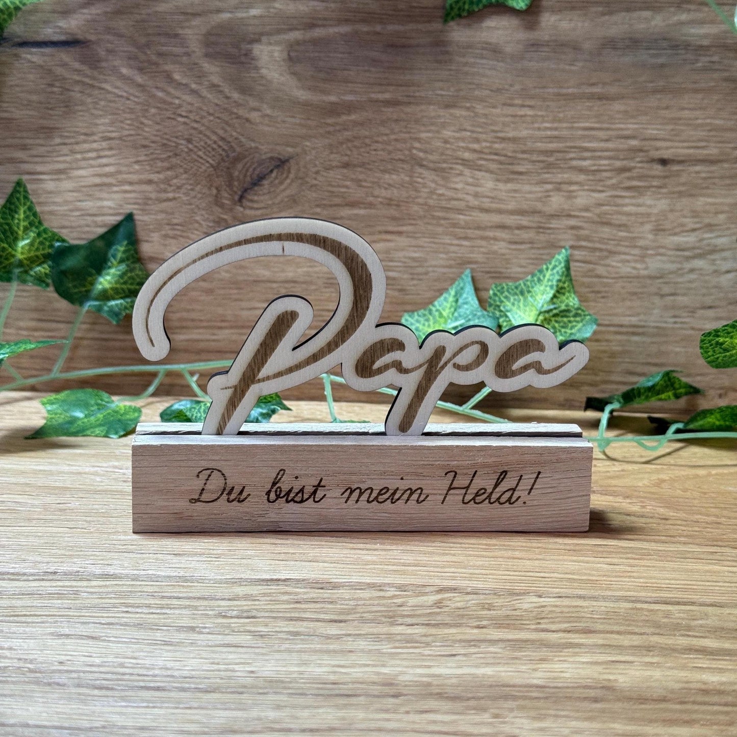 Personalisierbarer Holzständer "Papa" – ideales Geschenk mit Wunschtext zum Vatertag, Geburtstag oder einfach als liebevolle Überraschung.