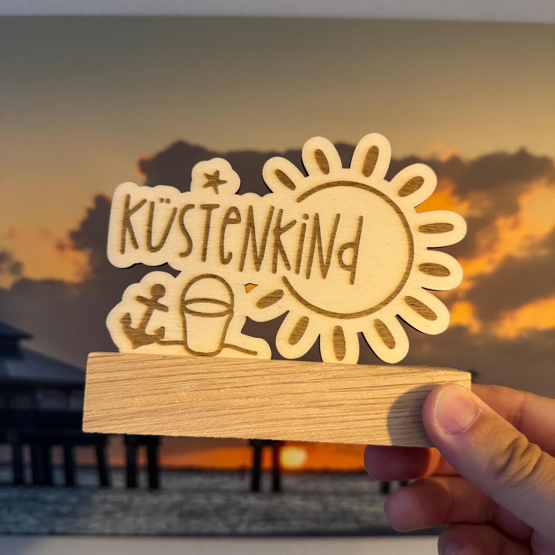 Nordischer Holzaufsteller "Küstenkind" | Maritime Deko aus Holz | Handgemachte Deko für Wohnzimmer, Küche & Bad | Tolle Geschenkidee