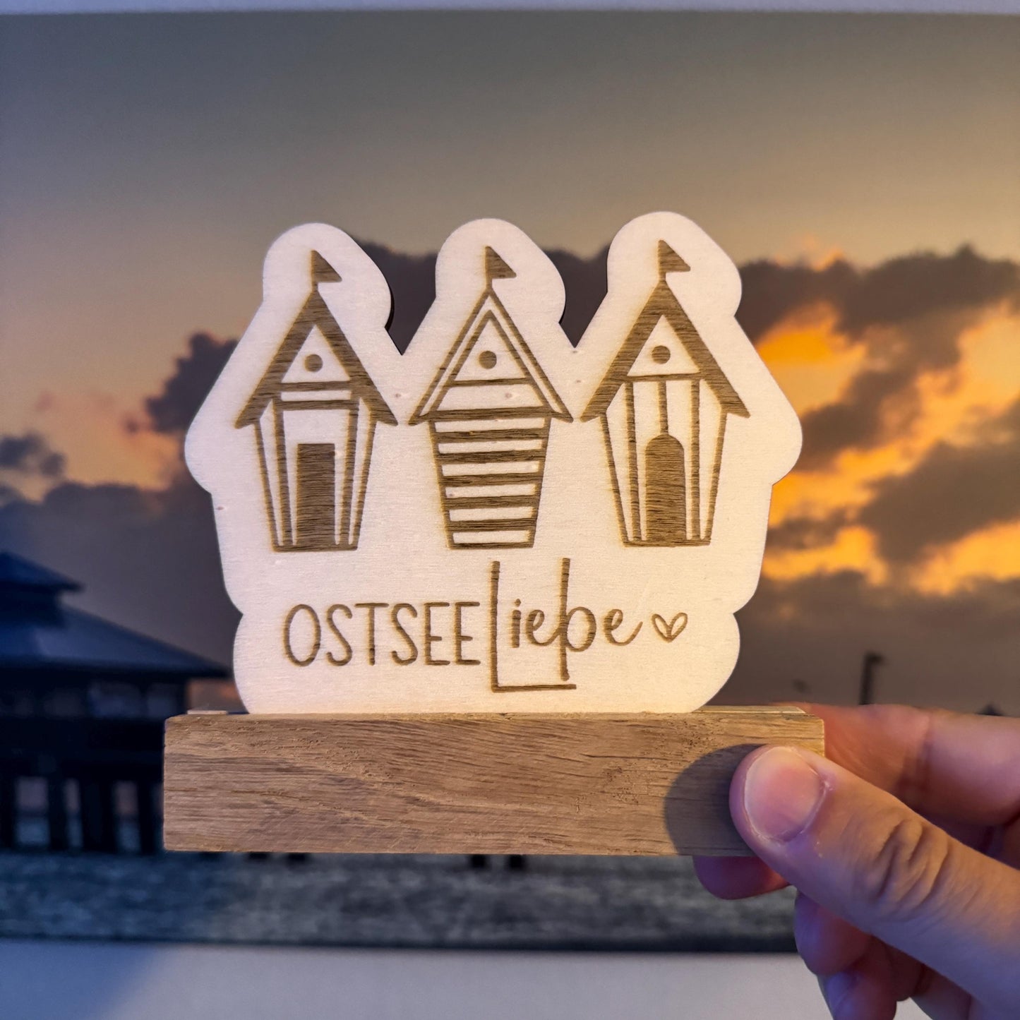 Nordischer Holzaufsteller "Ostsee-Liebe" | Maritime Deko aus Holz | Handgemachte Deko für Wohnzimmer, Küche & Bad | Tolle Geschenkidee