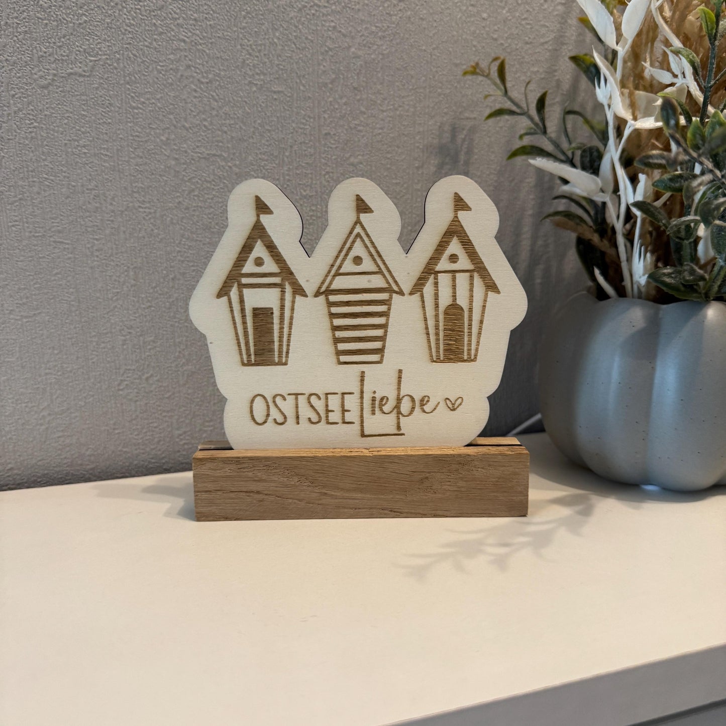 Nordischer Holzaufsteller "Ostsee-Liebe" | Maritime Deko aus Holz | Handgemachte Deko für Wohnzimmer, Küche & Bad | Tolle Geschenkidee