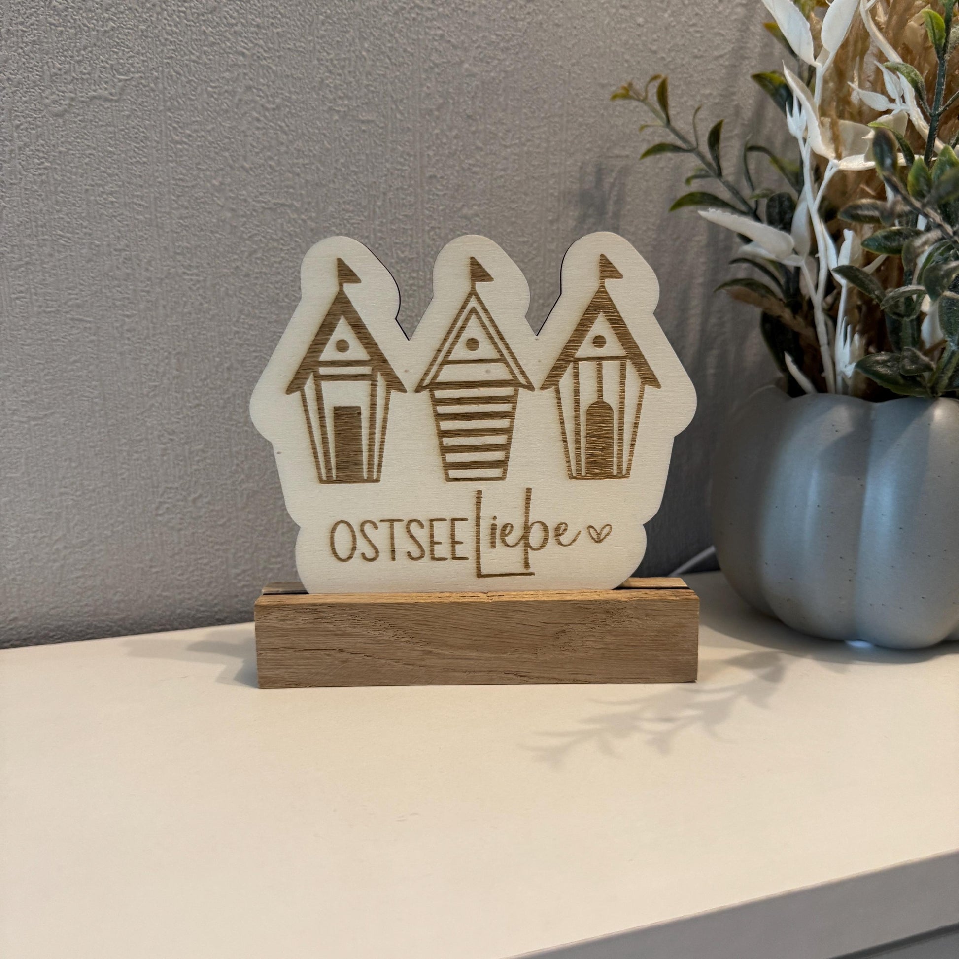 Nordischer Holzaufsteller "Ostsee-Liebe" | Maritime Deko aus Holz | Handgemachte Deko für Wohnzimmer, Küche & Bad | Tolle Geschenkidee