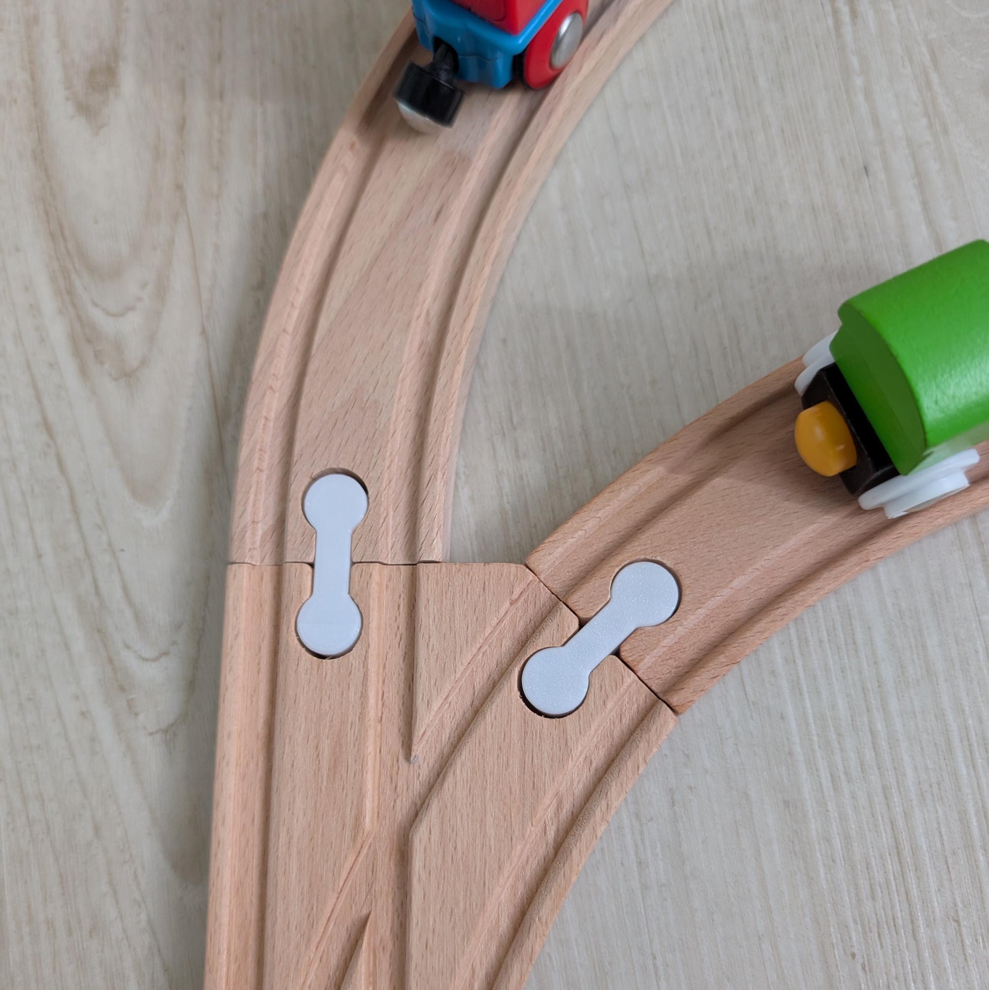 Doppel Adapter - Verbindungsstücke für Holzeisenbahn – Verbinde zwei weibliche Schienen | Brio, IKEA LILLABO, Eichhorn, uvm.