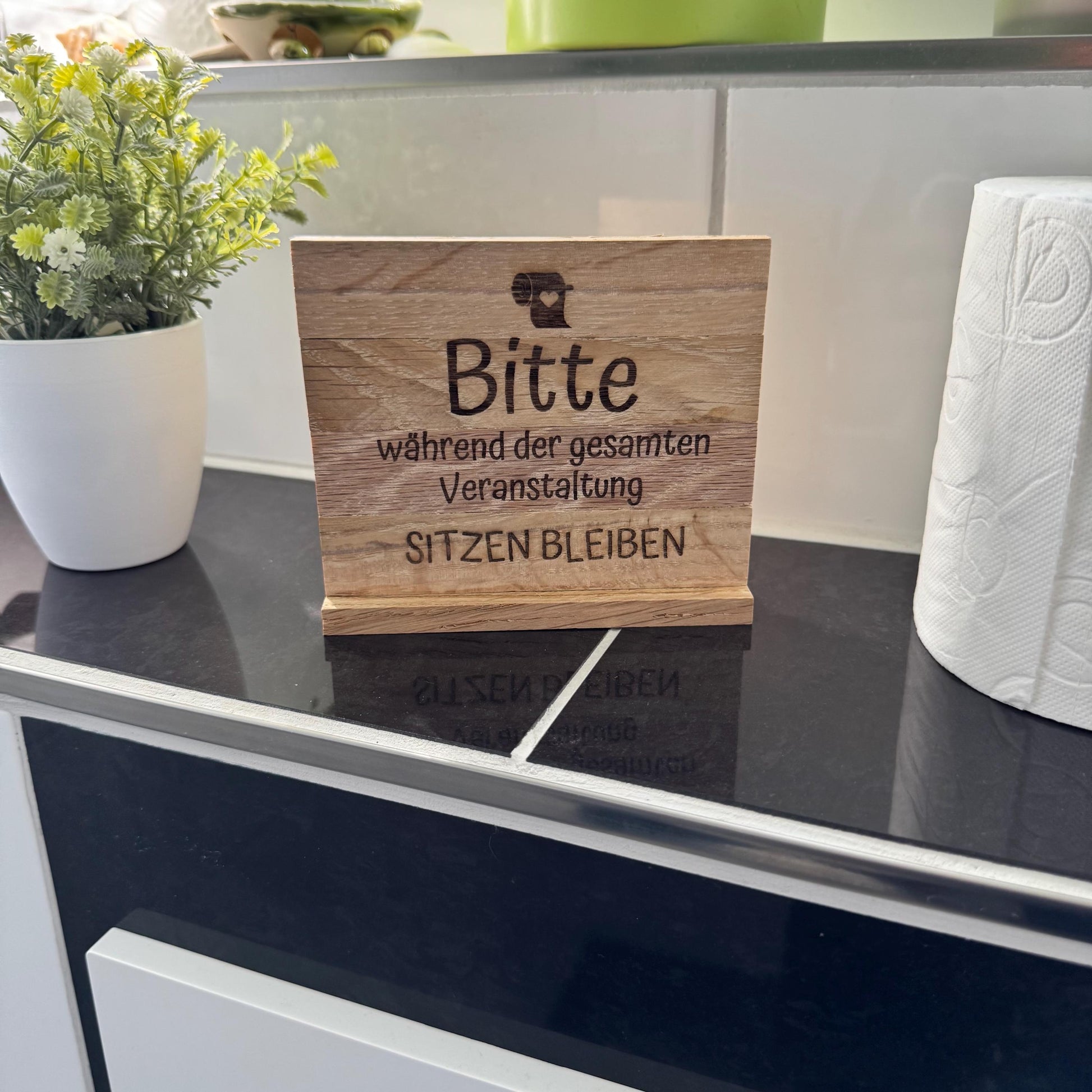 Kloschild lustig | Badezimmerdeko aus Holz "Bitte sitzen bleiben!"