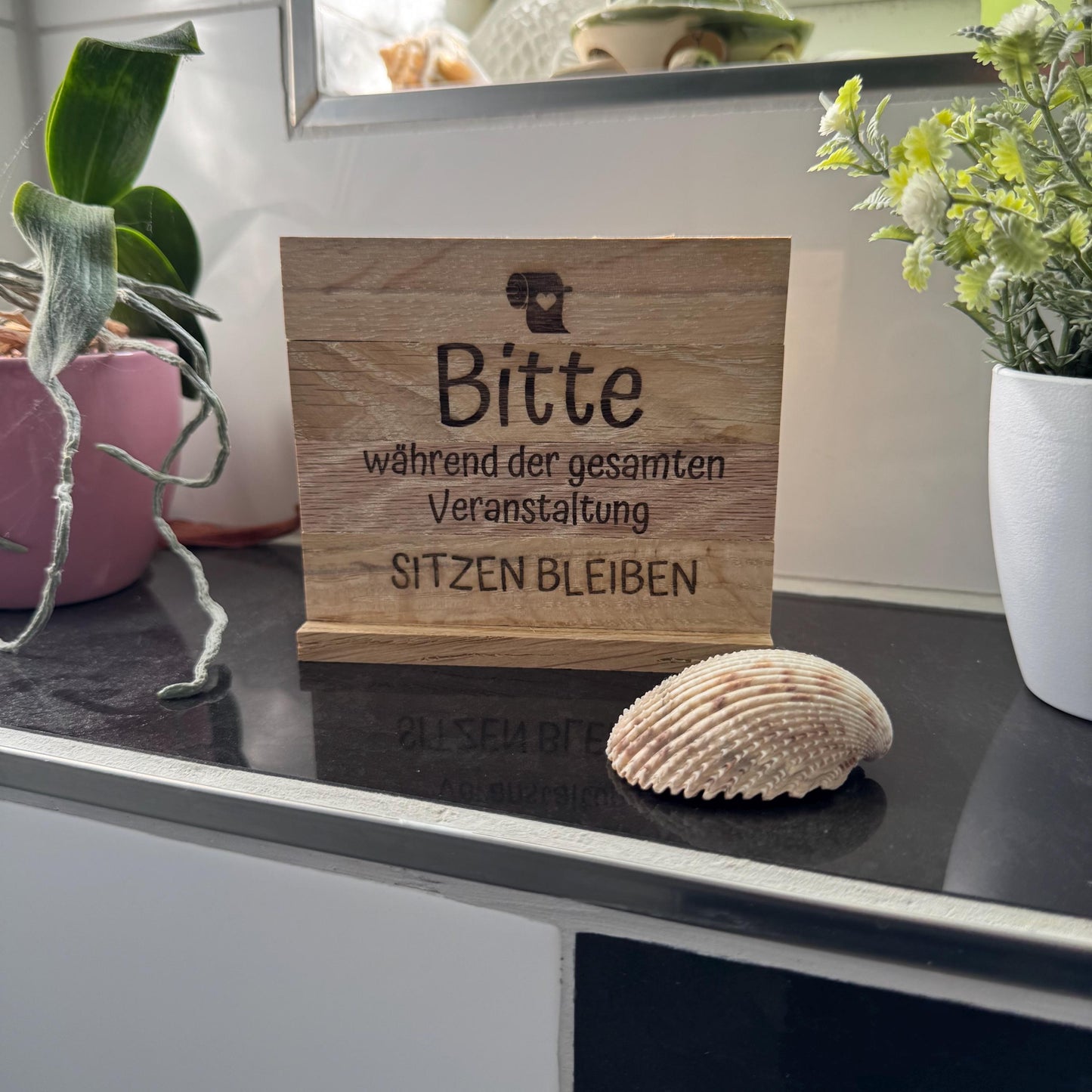 Kloschild lustig | Badezimmerdeko aus Holz "Bitte sitzen bleiben!"
