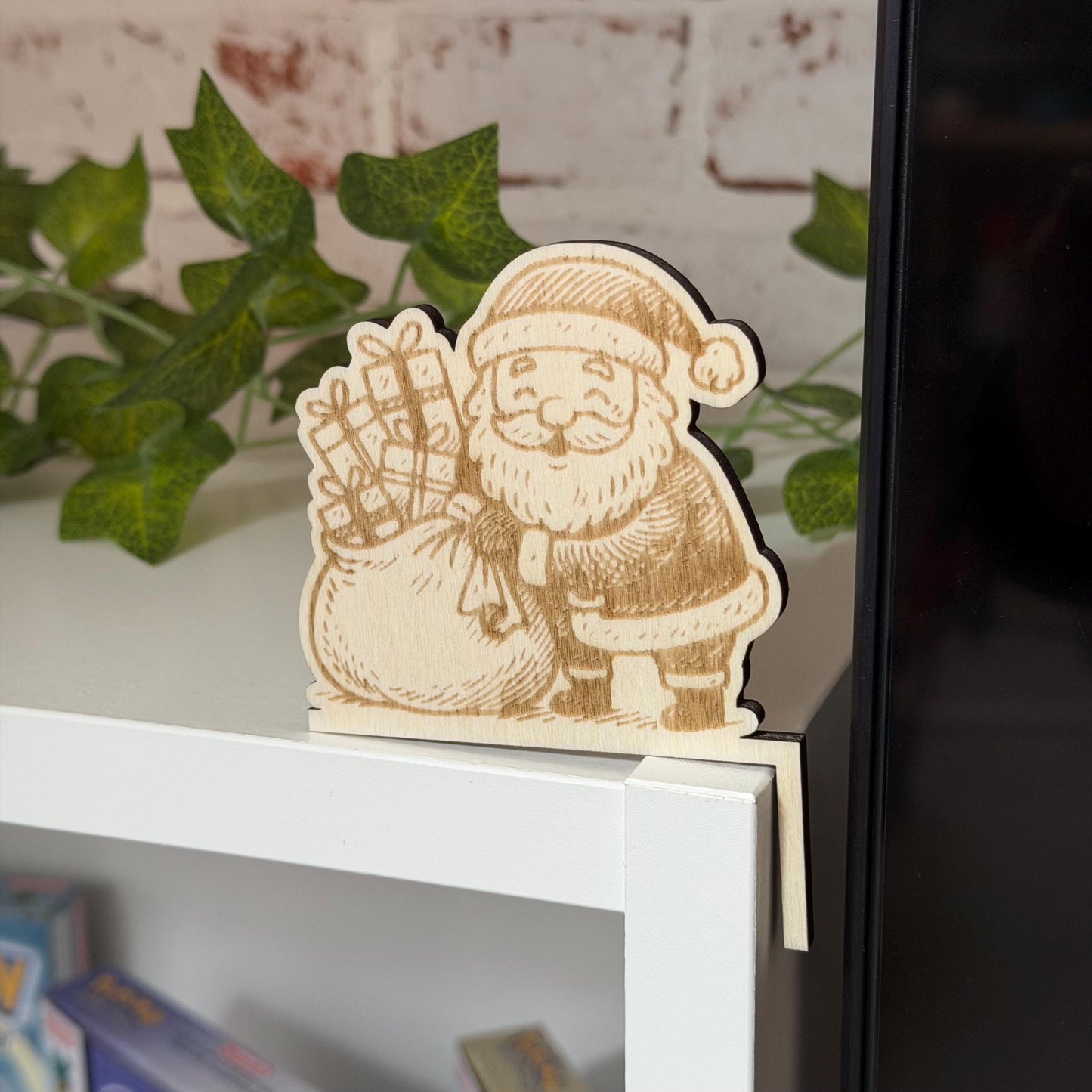 Weihnachtsmann Kantenhocker aus Holz – Weihnachtsdeko für Lichtschalter, Steckdosen & Regale | nachhaltige Deko aus Holz