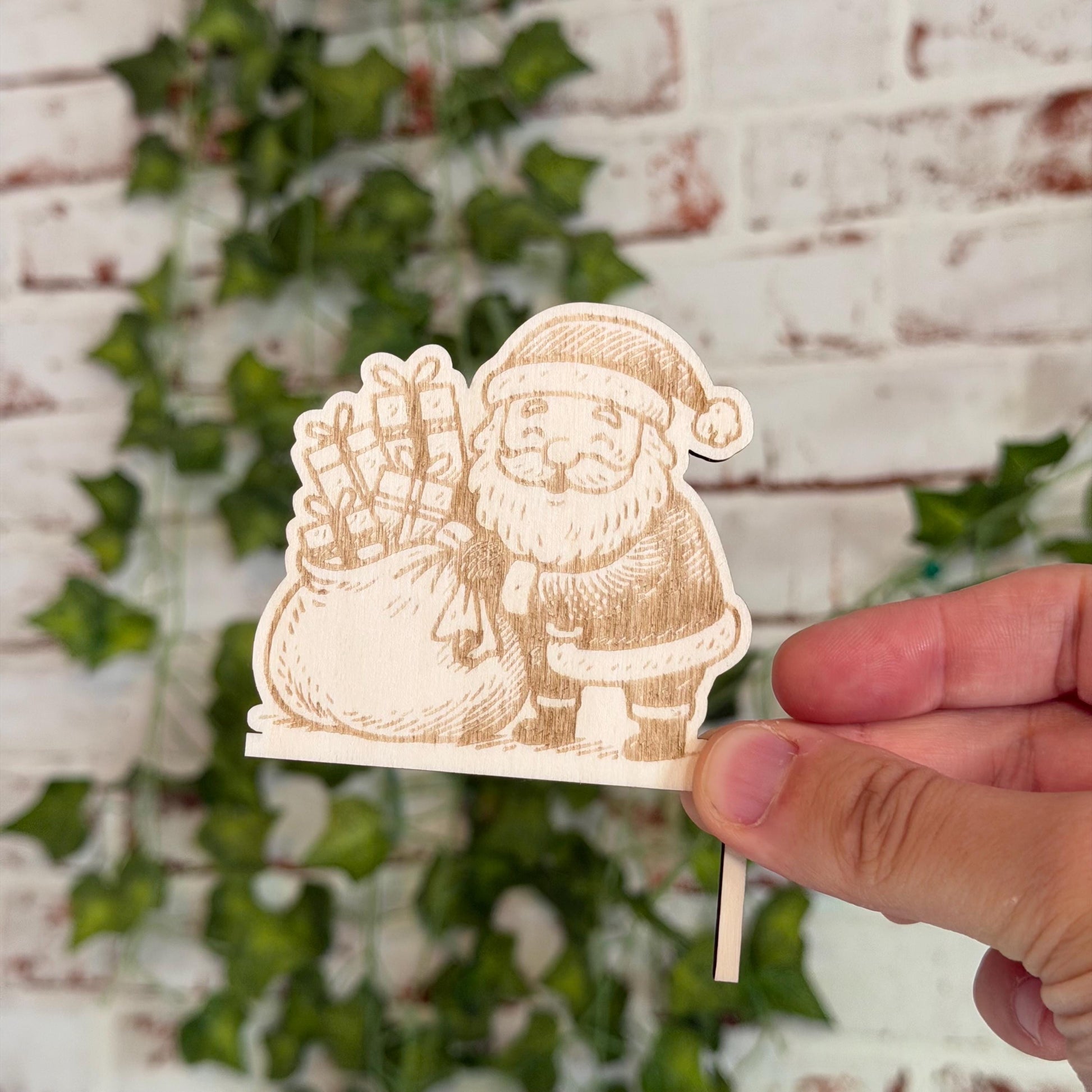 Weihnachtsmann Kantenhocker aus Holz – Weihnachtsdeko für Lichtschalter, Steckdosen & Regale | nachhaltige Deko aus Holz