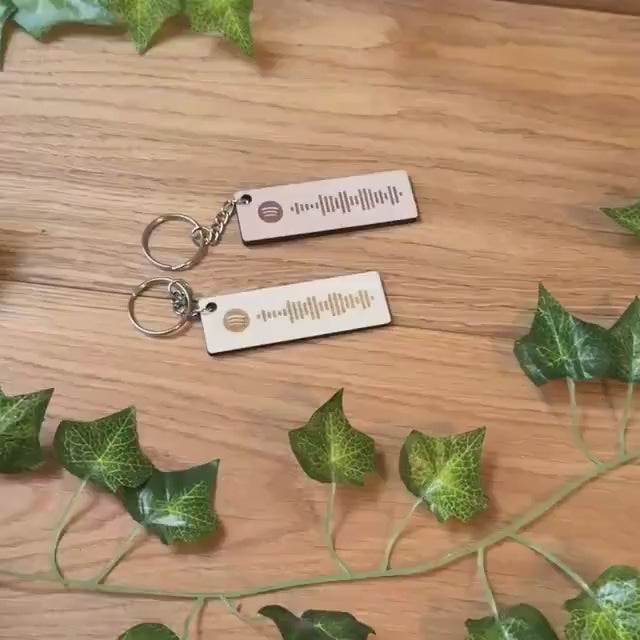 Personalisierter Spotify Schlüsselanhänger mit deinem Lieblingssong | zum scannen | aus Holz | Dein Song, Künstler oder Playlist immer dabei