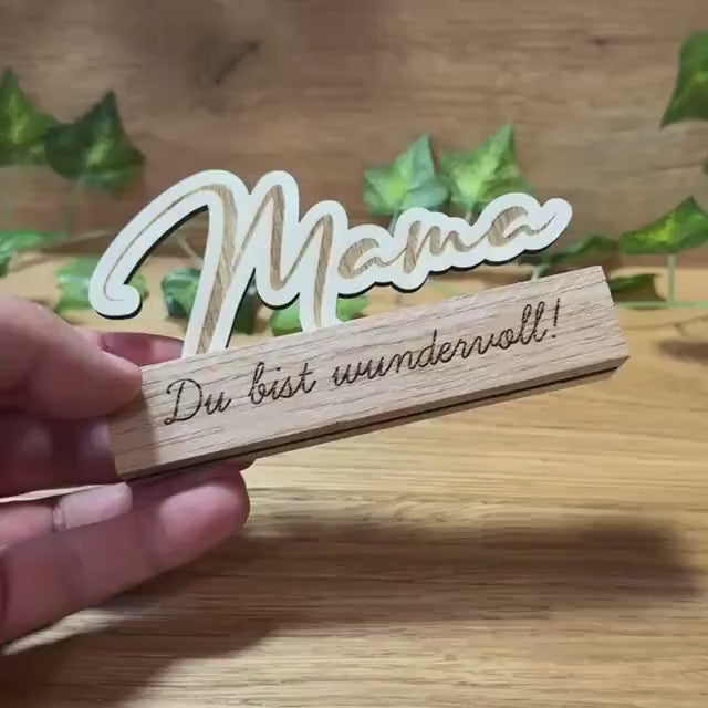 Personalisierbarer Holzständer "Mama" – ideales Geschenk mit Wunschtext zum Muttertag, Geburtstag oder einfach als liebevolle Überraschung.